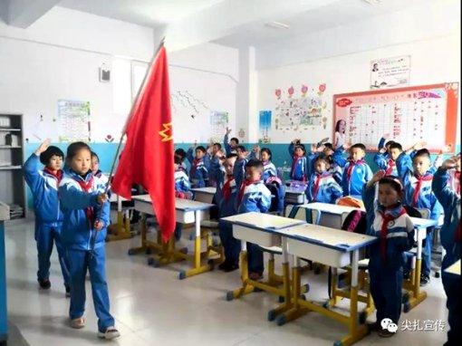 匡威经典款帆布鞋黑色与白色哪一种更百搭？